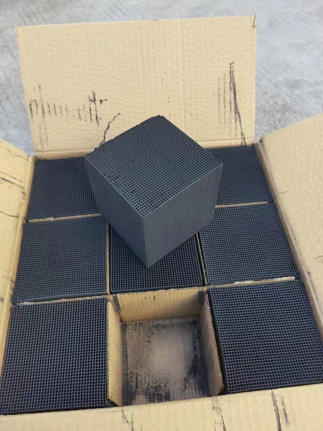 Waterproof activated carbon honeycomb blocks 50*50*50mm or 100*x100*x50mm for air filtration purpo